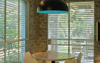 בריקים מפירוק אפור שחור חדר אוכל