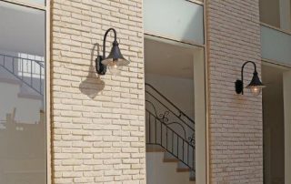 בריקים צרים לבנים לחיפוי קירות חוץ