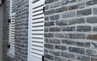 בריקים צרים כהים לחיפוי חוץ