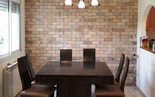 בריקים ללא רובה לחיפוי קירות סלון