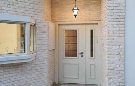 בריקים מחוספסים לבנים - חיפוי קירות חוץ בכניסה