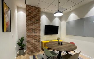 בריק מפירוק ענתיק פנים - חיפוי קיר במשרד