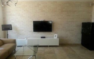 בריקים דגם בוסקו בהיר - חיפוי קיר בסלון